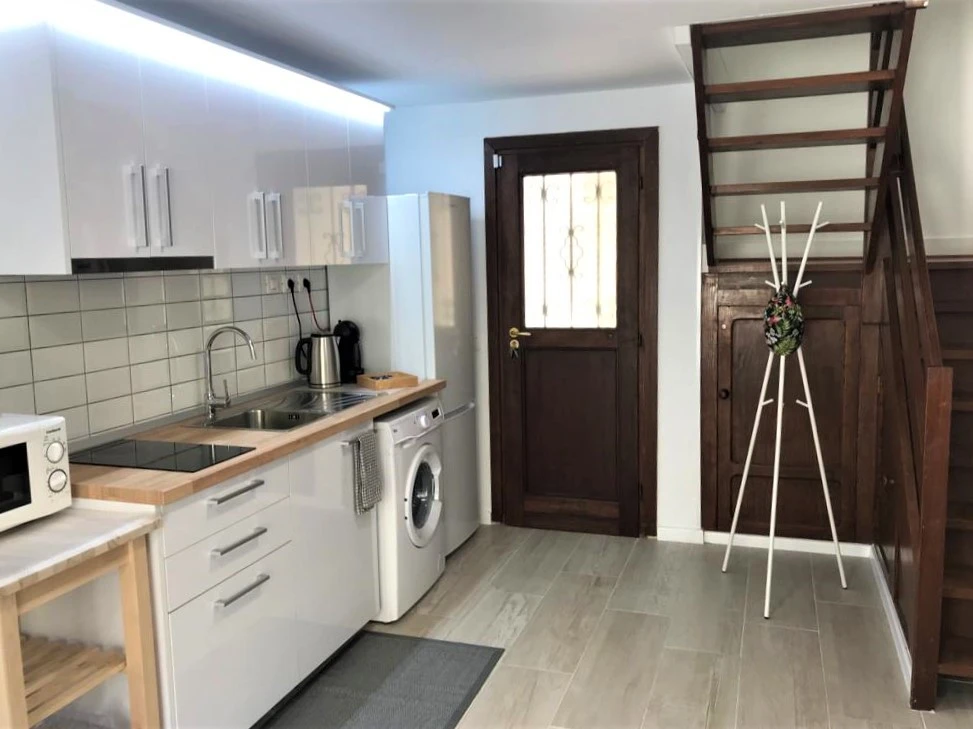 Cucina con frigorifero